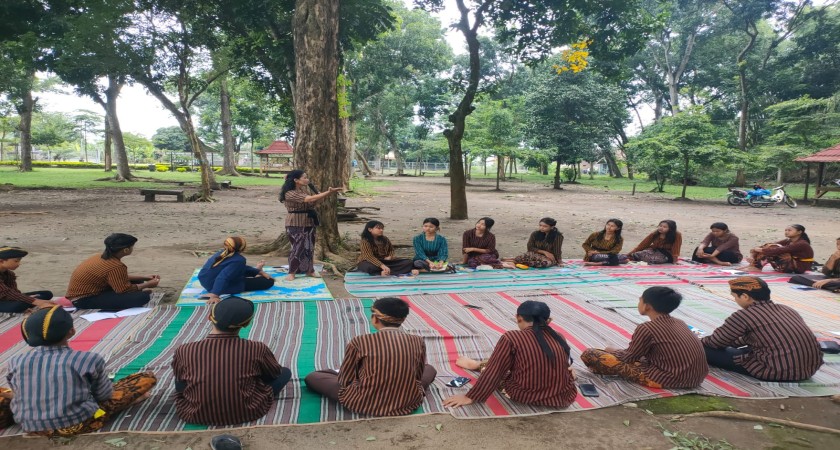 Menumbuhkan Generasi Hindu Berkarakter, Pasraman Gabungan Digelar di Pelataran Candi Tegowangi