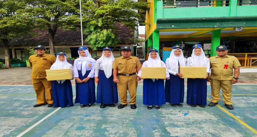 Apresiasi Kreativitas Siswa, Kepala SMPN 1 Papar Serahkan Hadiah Lomba Senam Kreasi