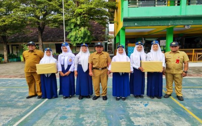 Apresiasi Kreativitas Siswa, Kepala SMPN 1 Papar Serahkan Hadiah Lomba Senam Kreasi